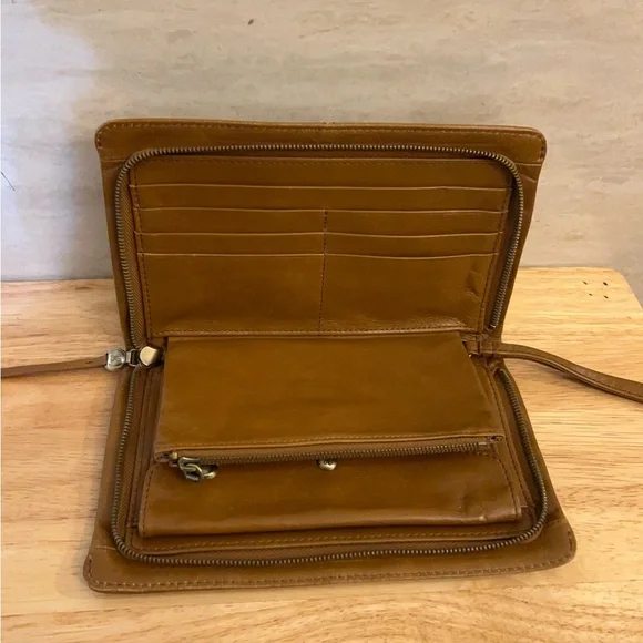 HOBO Evolve Wristlet in leather. - Picture 6 of 12